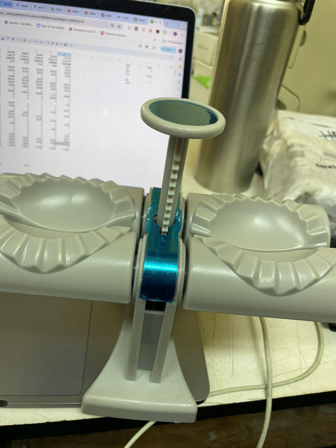 Double head design automatic dumpling machine mold,  dumplings quickly and easily (random color)