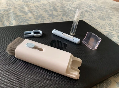 7 In 1 Kit Scalable Keyboard Cleaner Brush Earphone Cleaning Pen Cleaner Multifunction cleaning brush (random colors)